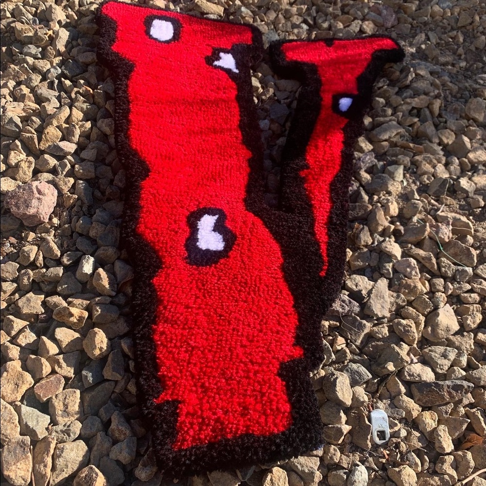 Hand Made Tufted V Lone Rug W/ Felt Backing 27 in length 18 in Width